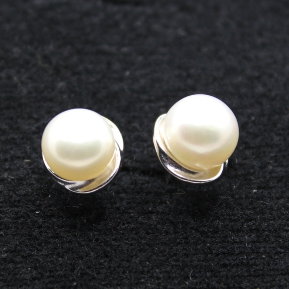 Genuine Freshwater Pearl Necklace and Earring Set - Picture 3 of 7